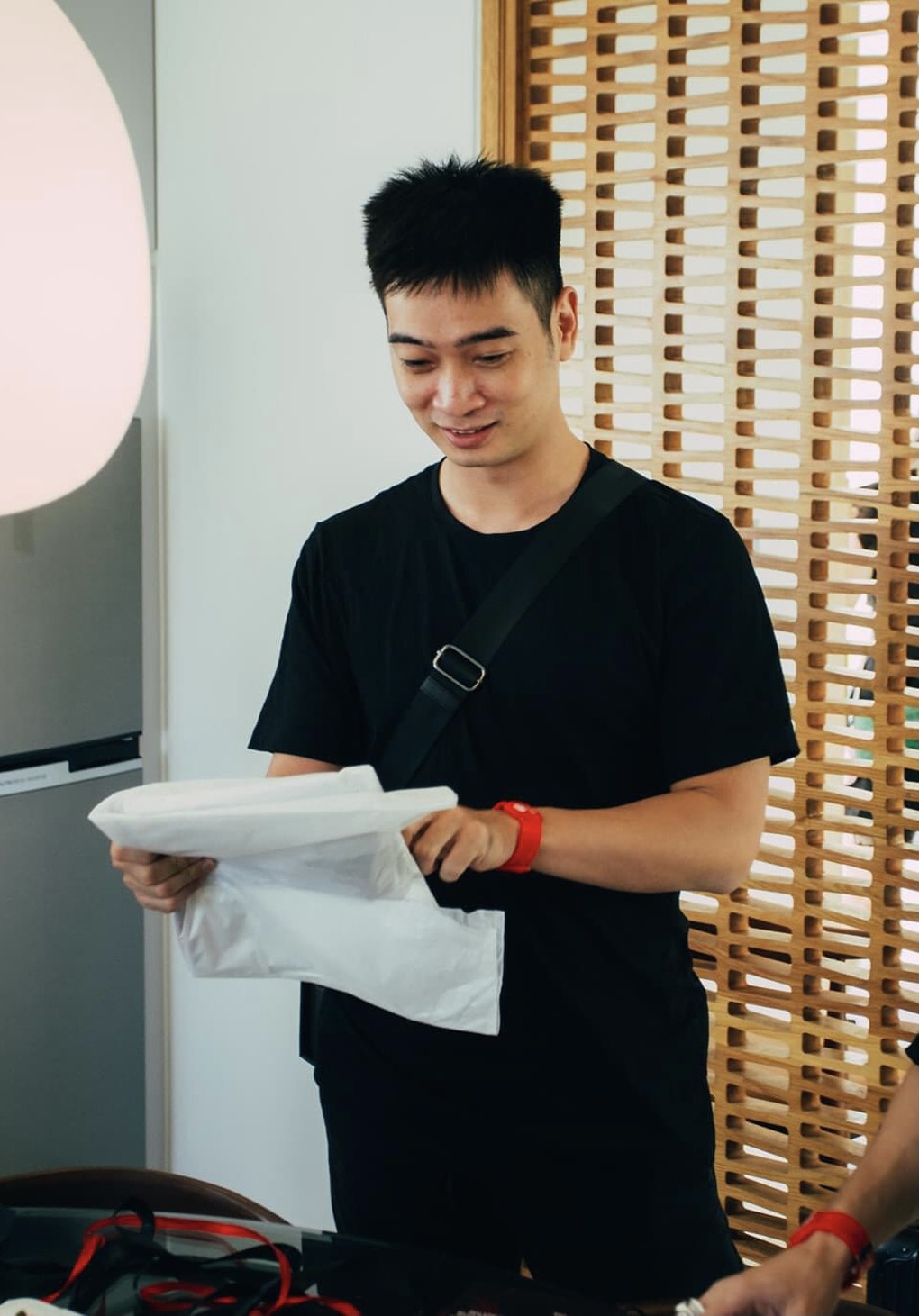 SlimV: Đầu bù tóc rối khi làm show Anh trai, vợ kiên nhẫn động viên - 4 SlimV: Đầu bù tóc rối khi làm show Anh trai, vợ kiên nhẫn động viên - 4