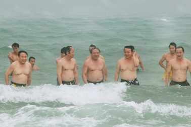 Bộ trưởng Trần Hồng Hà cùng lãnh đạo bộ - ngành tắm biển, ăn hải sản