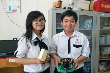 Học sinh lớp 12 chế tạo robot lau bảng