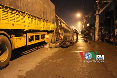 Anh rể đau đớn nhìn em vợ chết thảm dưới bánh container