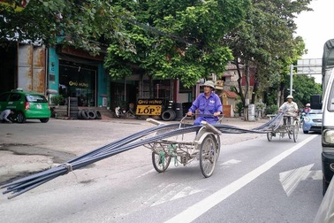 Xe thô sơ chở hàng cồng kềnh nghênh ngang trên đường