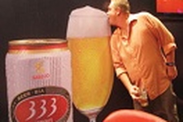 Bia 333 – buôn chuyện xa chuyện gần