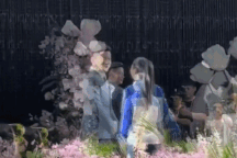 Mặc váy cưới đặc biệt, cô dâu khiến chú rể xúc động bật khóc