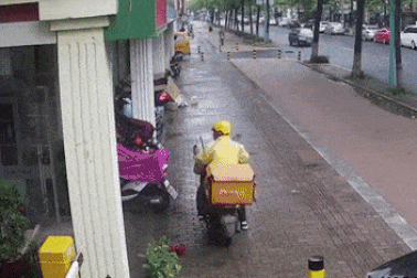 Lỡ chân ga, nữ tài xế húc trúng shipper và hé lộ nguyên nhân