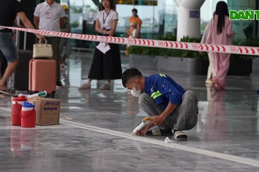 Vừa đón khách, vừa trát nền tại ga T3 Tân Sơn Nhất