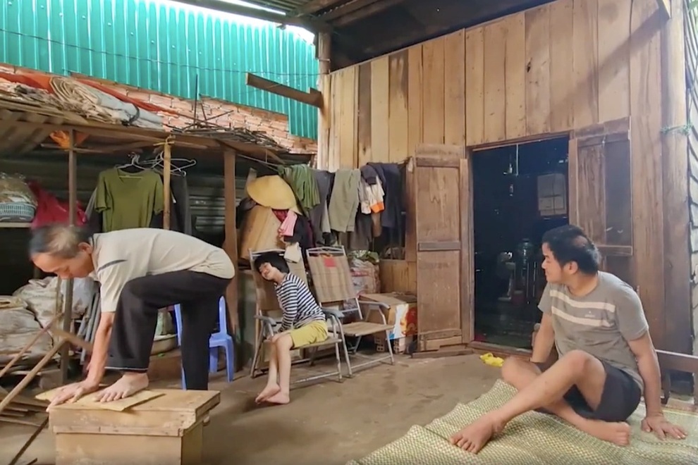 2 anh em thiếu oxy não di chứng tâm thần, gia cảnh quay quắt vì Covid-19 - 8 2 anh em thiếu oxy não di chứng tâm thần, gia cảnh quay quắt vì Covid-19 - 8