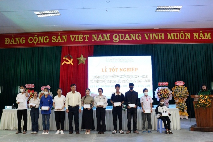 Ông Đỗ Thế Trinh trao học bổng tại Trường Cao đẳng Kon Tum