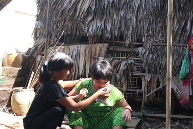 Rớt nước mắt cảnh bé gái bệnh động kinh, co giật mà không tiền chữa trị