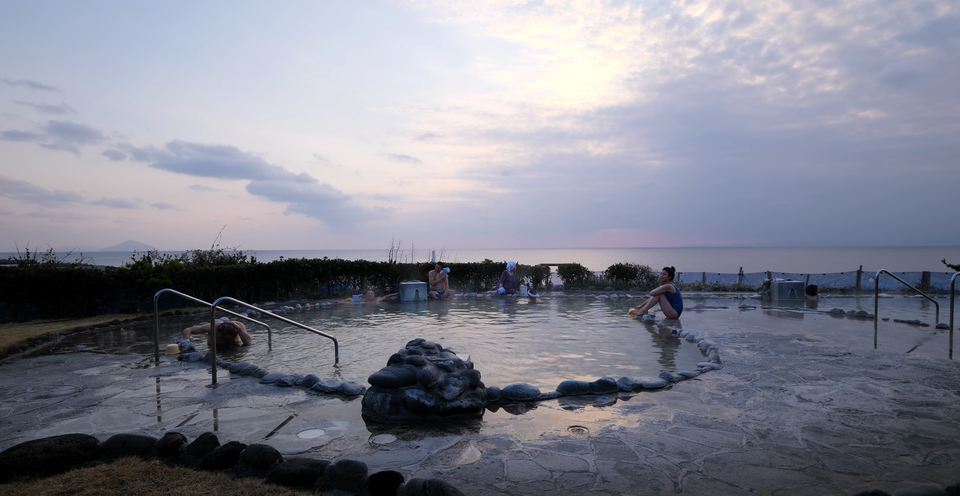 Hồ tắm onsen ngoài trời trên đảo Izu Oshima lưng tựa núi, mặt giáp biển - 6 Hồ tắm onsen ngoài trời trên đảo Izu Oshima lưng tựa núi, mặt giáp biển - 6