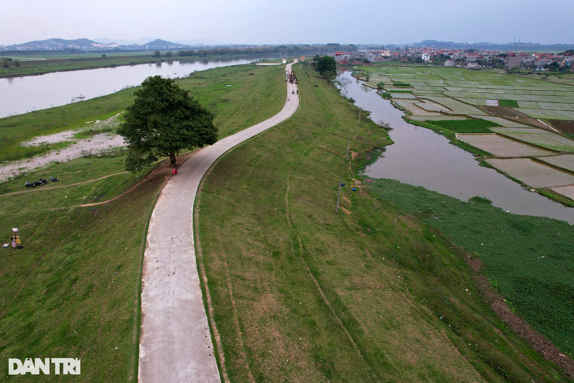 Vẻ đẹp bất ngờ từ những đường cong mềm mại trong giao thông ở Hà Nội - 11 Vẻ đẹp bất ngờ từ những đường cong mềm mại trong giao thông ở Hà Nội - 11