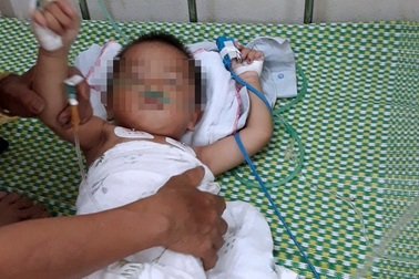 Bé trai 19 tháng tuổi bị bỏ quên 3 tiếng trên xe ô tô giữa trời nắng gắt