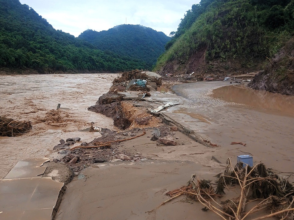 Hàng trăm nhà dân bị lũ lớn tàn phá, xã nghèo kêu gọi cứu trợ khẩn cấp - 1 Hàng trăm nhà dân bị lũ lớn tàn phá, xã nghèo kêu gọi cứu trợ khẩn cấp - 1