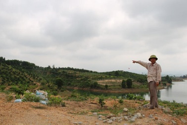 Lão nông kiếm tiền tỷ mỗi năm trên mảnh đất cằn