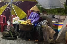 Lao động tự do vất vả mưu sinh dưới thời tiết giá lạnh