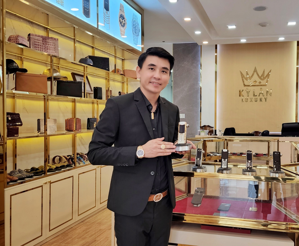 Vertu Signature S Full Gold Diamond JacobCo: Đẳng cấp và sang trọng - 4 Vertu Signature S Full Gold Diamond JacobCo: Đẳng cấp và sang trọng - 4