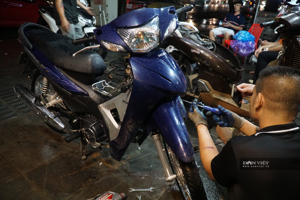 Hà Nội: Lau bugi xe sau cơn mưa lớn kiếm bộn tiền - 8 Hà Nội: Lau bugi xe sau cơn mưa lớn kiếm bộn tiền - 8