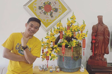 Anh chàng móc len thành đủ loại hoa, bán vài triệu đồng một chậu ngày Tết