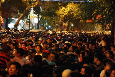 Biển người nô nức xem pháo hoa mừng ngày thống nhất