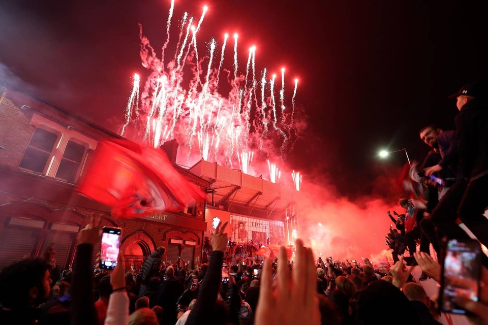 Liverpool ngập tràn hạnh phúc nhận cúp vô địch Premier League - 8 Liverpool ngập tràn hạnh phúc nhận cúp vô địch Premier League - 8