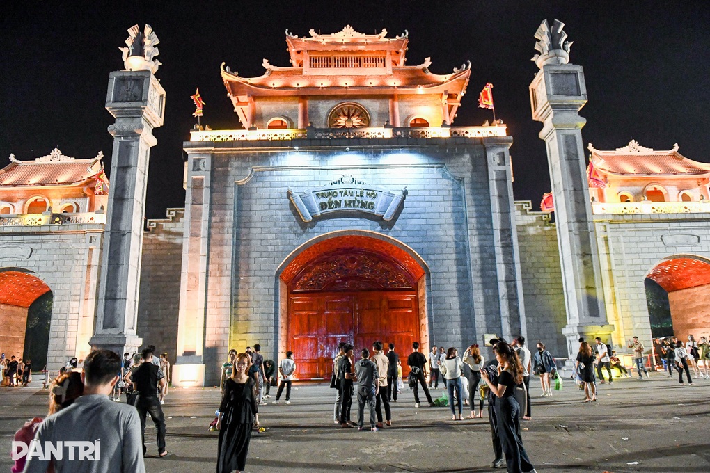 Du khách trải bạt, thuê chiếu vạ vật ngủ giữa trời đêm chờ dự lễ đền Hùng - 1 Du khách trải bạt, thuê chiếu vạ vật ngủ giữa trời đêm chờ dự lễ đền Hùng - 1