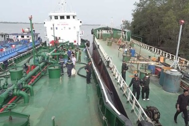 Bắt giam một đội trưởng Hải quan trong vụ 2,7 triệu lít xăng giả
