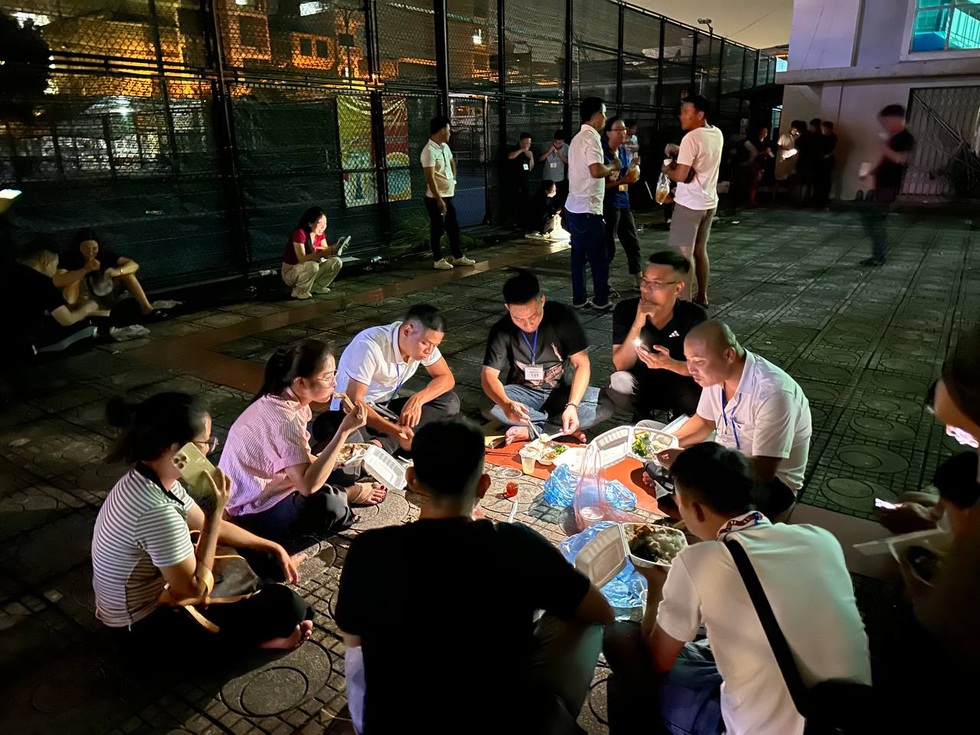 Sốt đất ảo: Đấu giá xong là "lướt sóng", người dân kẹt giữa cuộc chơi méo mó