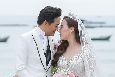 Quý Bình và bà xã doanh nhân làm tiệc báo hỷ lãng mạn ở Phú Quốc