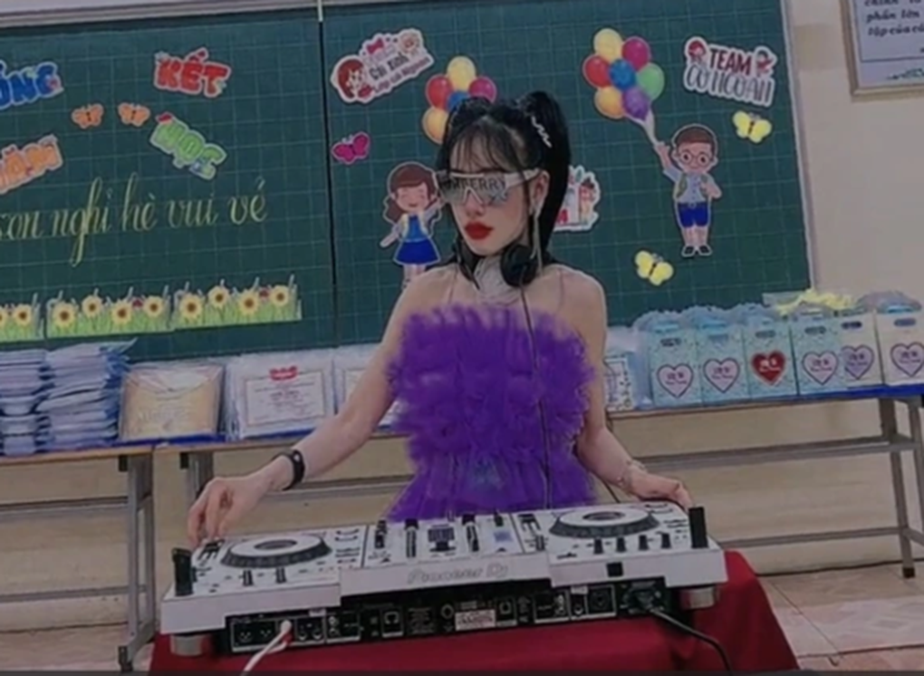 Phụ huynh xinh đẹp mang bàn DJ đến lớp khuấy động buổi liên hoan cuối năm - 3 Phụ huynh xinh đẹp mang bàn DJ đến lớp khuấy động buổi liên hoan cuối năm - 3