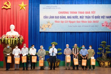 Chủ tịch nước tặng quà Tết gia đình chính sách, người lao động