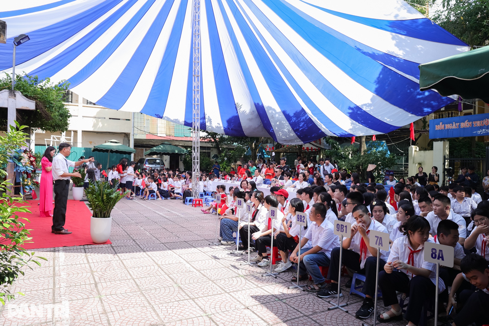 Hà Nội: Lễ khai giảng đặc biệt của những học sinh hát Quốc ca bằng tay - 10