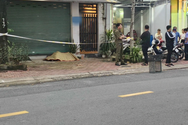 Người đàn ông bán vé số nằm chết trên vỉa hè