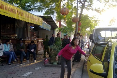 Hà Nội: Hàng chục người bao vây cửa hàng đồ gỗ để xiết nợ