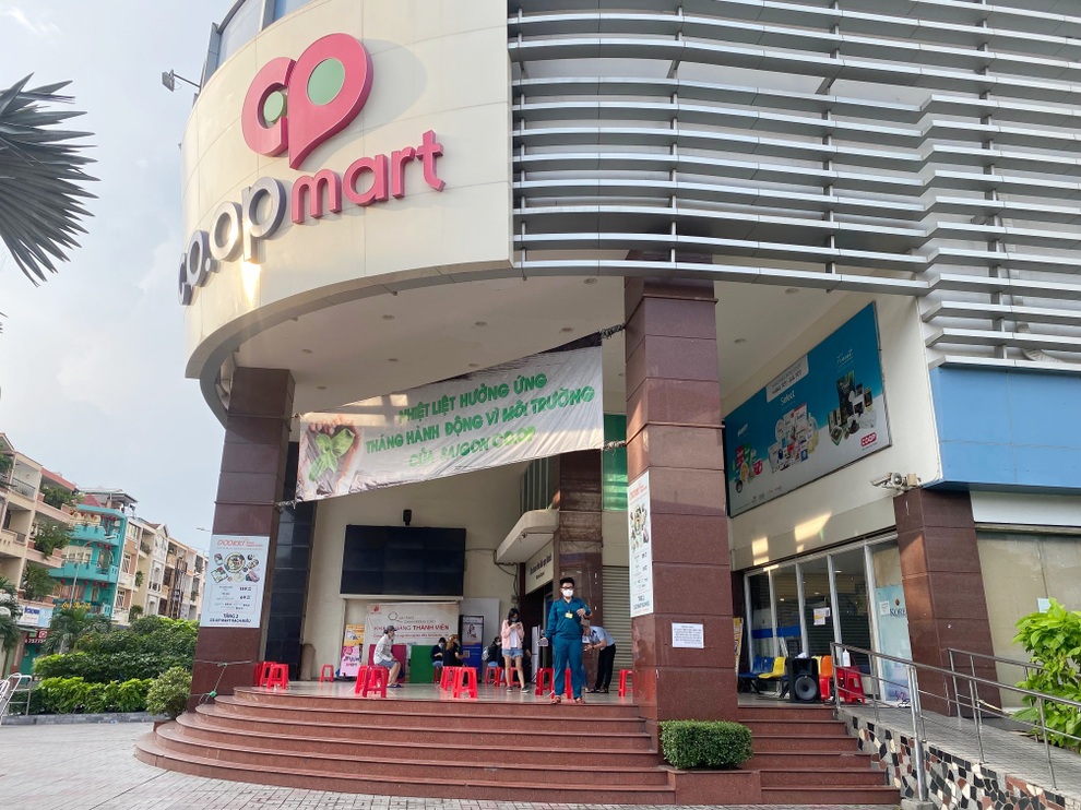 TPHCM: Nhận phiếu mua hàng buổi trưa, đến khuya mới được vào siêu thị - 5 TPHCM: Nhận phiếu mua hàng buổi trưa, đến khuya mới được vào siêu thị - 5