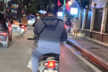 Vừa lái xe máy vừa dùng điện thoại, người đàn ông bị trừ 4 điểm GPLX