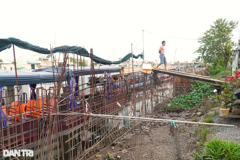 Dân đắp đê trước nhà vì dự án kè trăm tỷ dở dang, trơ sắt thép - 8 Dân đắp đê trước nhà vì dự án kè trăm tỷ dở dang, trơ sắt thép - 8
