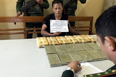 Bắt đối tượng vận chuyển 12 bánh heroin và 40.000 viên ma tuý tổng hợp