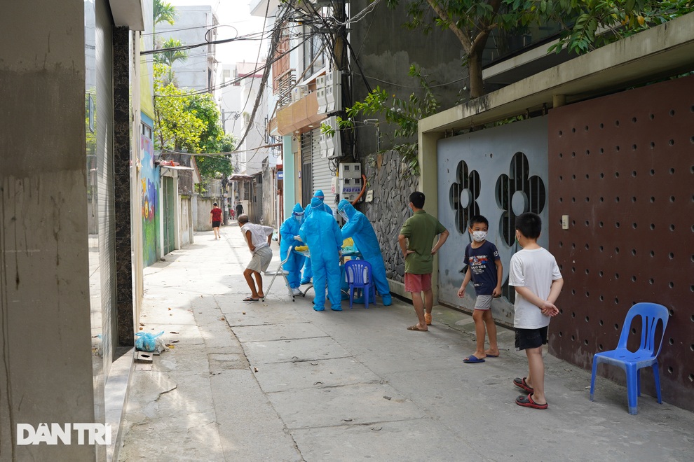 Phun khử khuẩn, xét nghiệm Covid-19 một khu dân cư và chợ dân sinh ở Hà Nội - 6 Phun khử khuẩn, xét nghiệm Covid-19 một khu dân cư và chợ dân sinh ở Hà Nội - 6