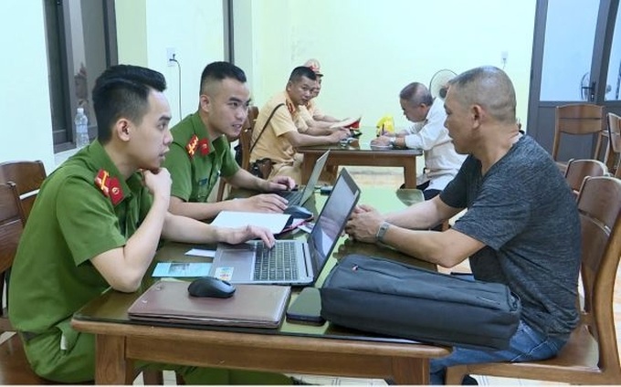Cơ quan Công an TP Hạ Long làm việc với lái xe Nguyễn Văn Quang.