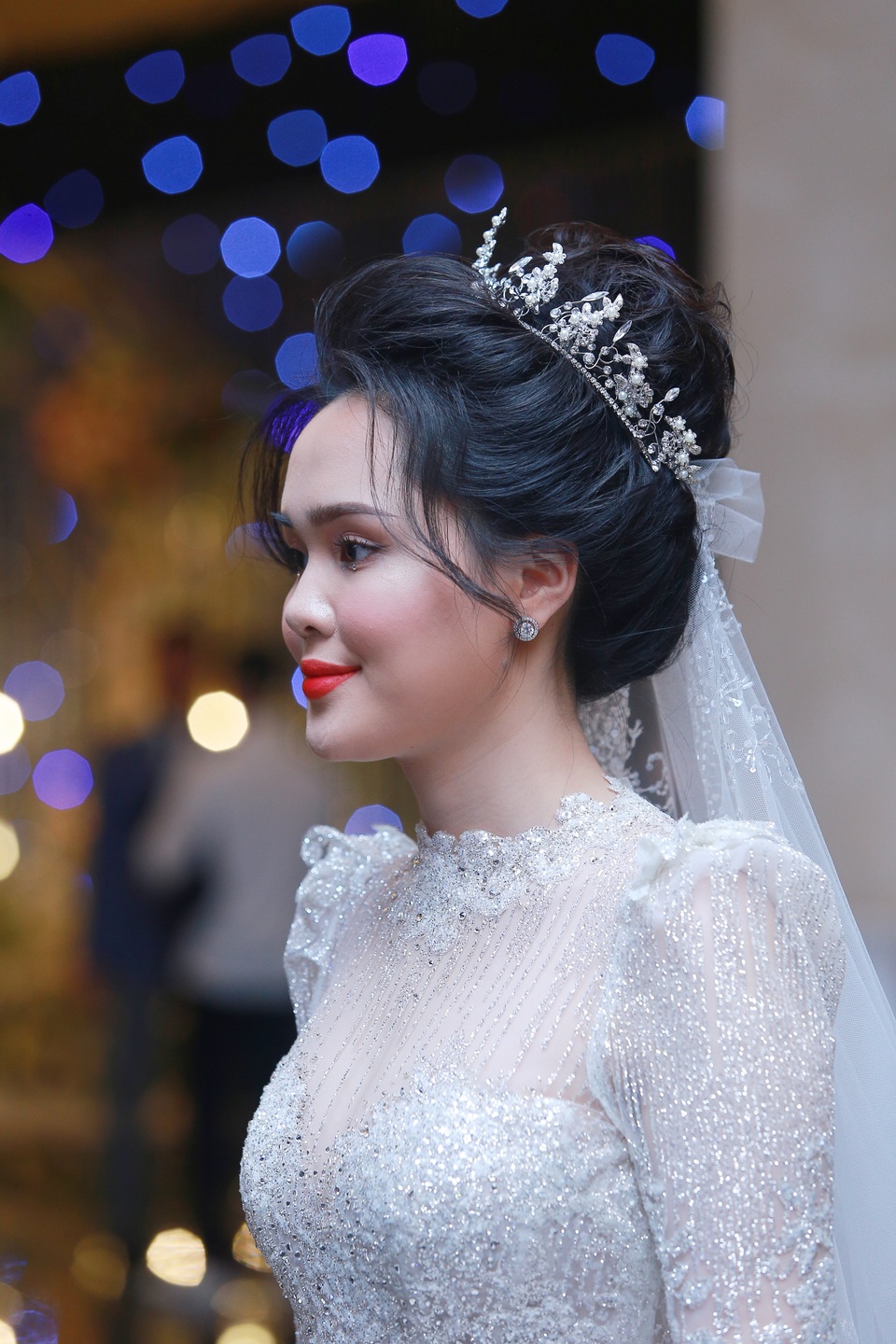 Cô dâu của cầu thủ Duy Mạnh mặc váy cưới, trang sức kim cương tiền tỷ - 7 Cô dâu của cầu thủ Duy Mạnh mặc váy cưới, trang sức kim cương tiền tỷ - 7