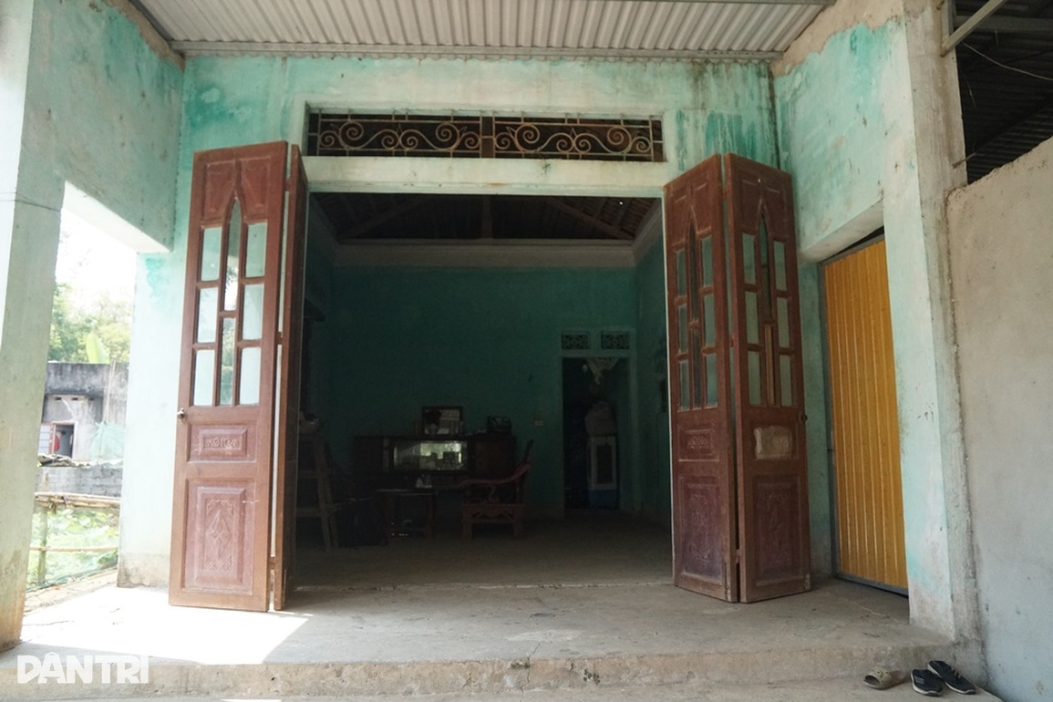 Người vợ nghèo khóc nghẹn xin cứu giúp chồng liệt giường, 2 con mang bệnh - 1 Người vợ nghèo khóc nghẹn xin cứu giúp chồng liệt giường, 2 con mang bệnh - 1