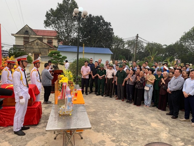 Chính quyền địa phương cùng người dân dâng hương trước anh linh liệt sĩ Hoàng Thanh Hoè