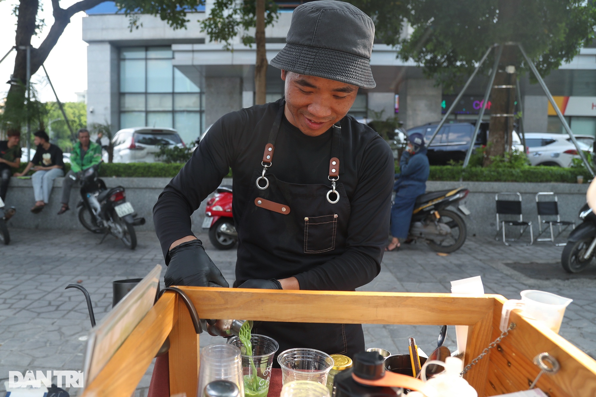 Vỡ nợ, ông chủ 4 quán cafe hồi sinh với xe cafe bán giá bằng 1/3 bát phở - 4 Vỡ nợ, ông chủ 4 quán cafe hồi sinh với xe cafe bán giá bằng 1/3 bát phở - 4