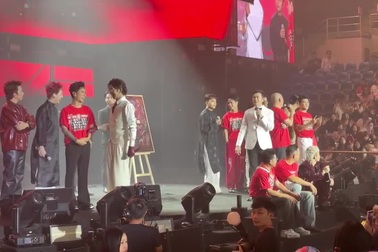 Đấu giá bức poster có chữ ký của các "anh tài"