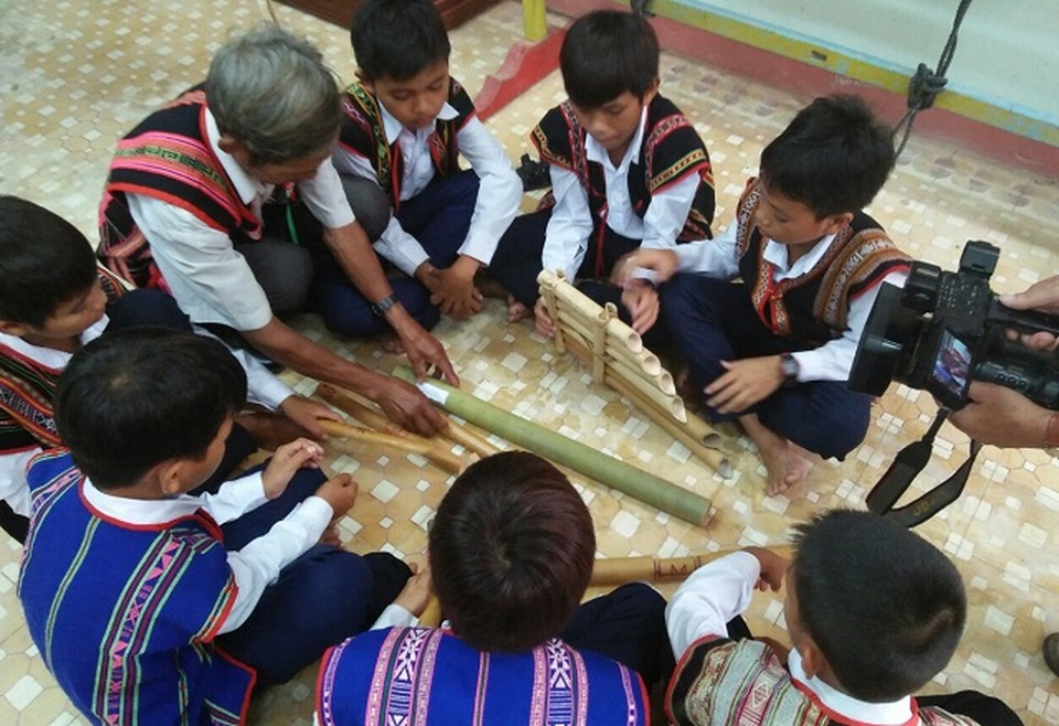 Nhen ngọn lửa tình yêu văn hóa truyền thống cho học sinh Bana - 4 Nhen ngọn lửa tình yêu văn hóa truyền thống cho học sinh Bana - 4