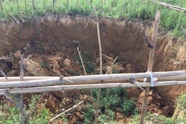 Lập rào chắn ở 8 hố sụt dưới chân đập thủy điện Hố Hô