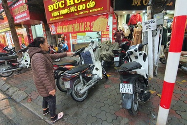 Nhân viên "phố vàng" ngồi lướt điện thoại, người trông xe cả sáng được 2 chiếc