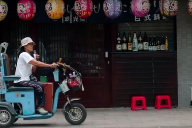 Người bán vé số xuất hiện khiến bộ ảnh cưới gây sốt