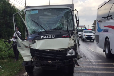 Xe khách tông xe tải, hàng chục hành khách hoảng loạn