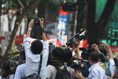 Thú vị hình ảnh “phó nháy” tác nghiệp trong dịp lễ 30/4
