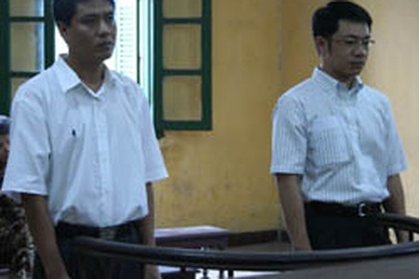 Hai cán bộ hàng không chuyển tiền lậu thoát án tù giam